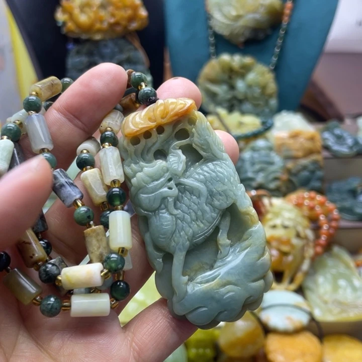 蛇纹石玉未镶嵌颈饰