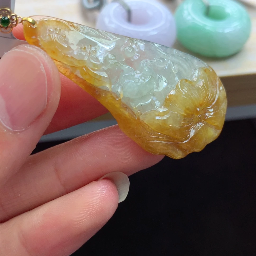 翡翠18K金镶嵌颈饰吊坠