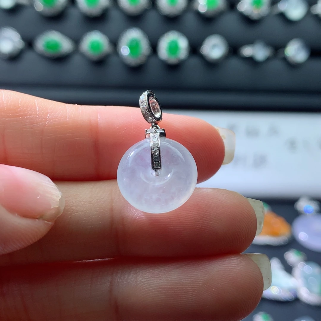 颈饰18K金镶嵌翡翠伴钻