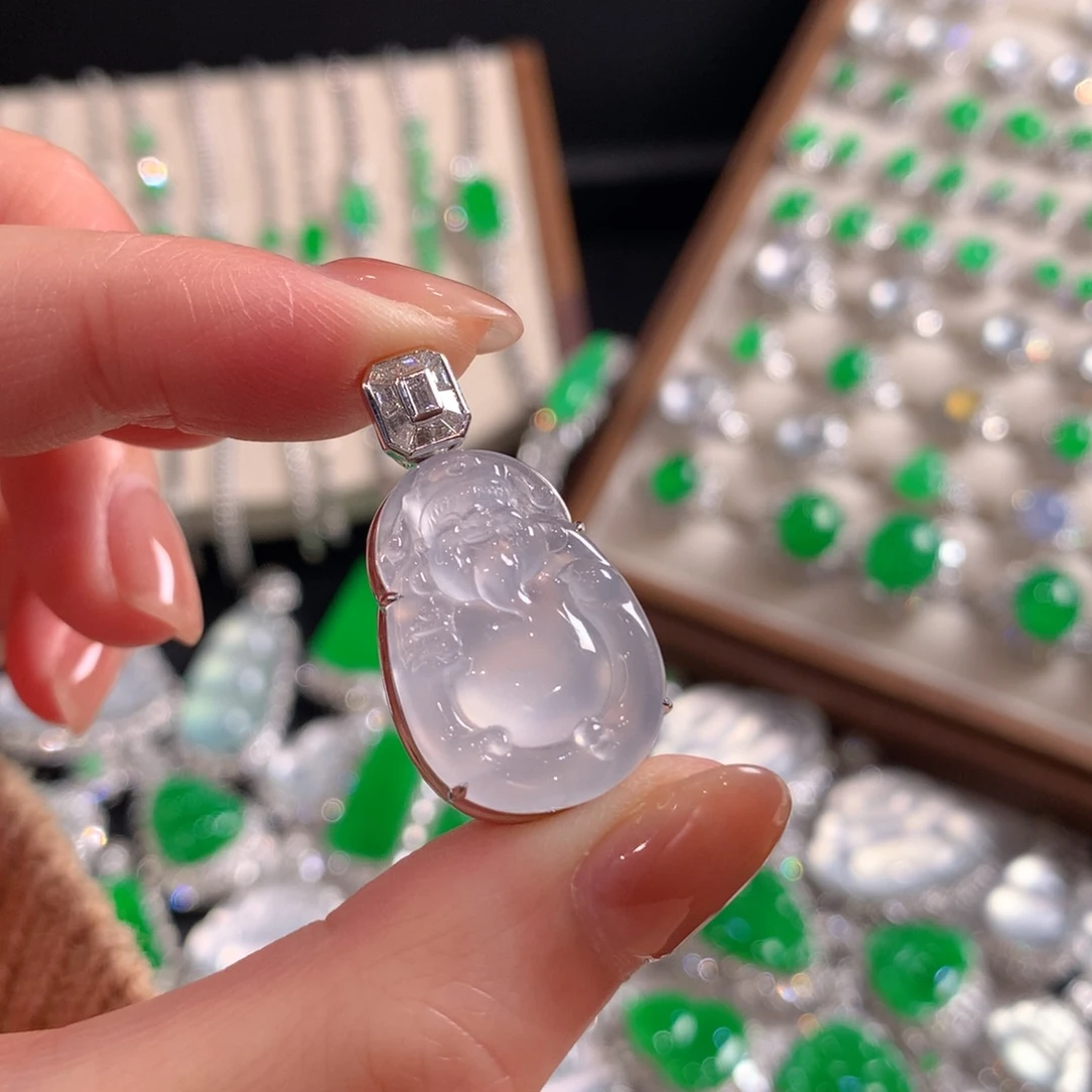 翡翠18K金镶嵌颈饰财神