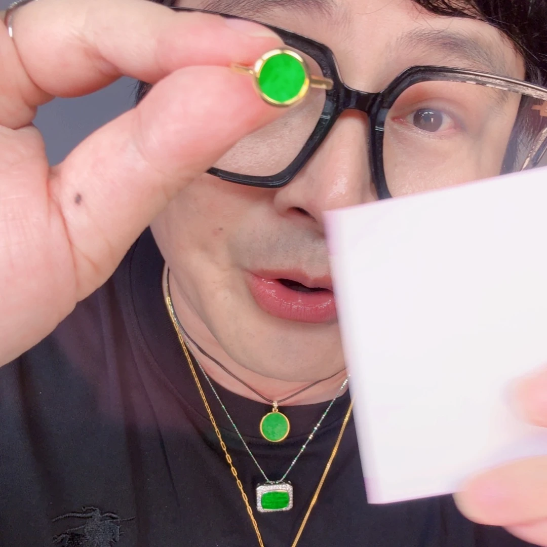 翡翠未镶嵌颈饰一件