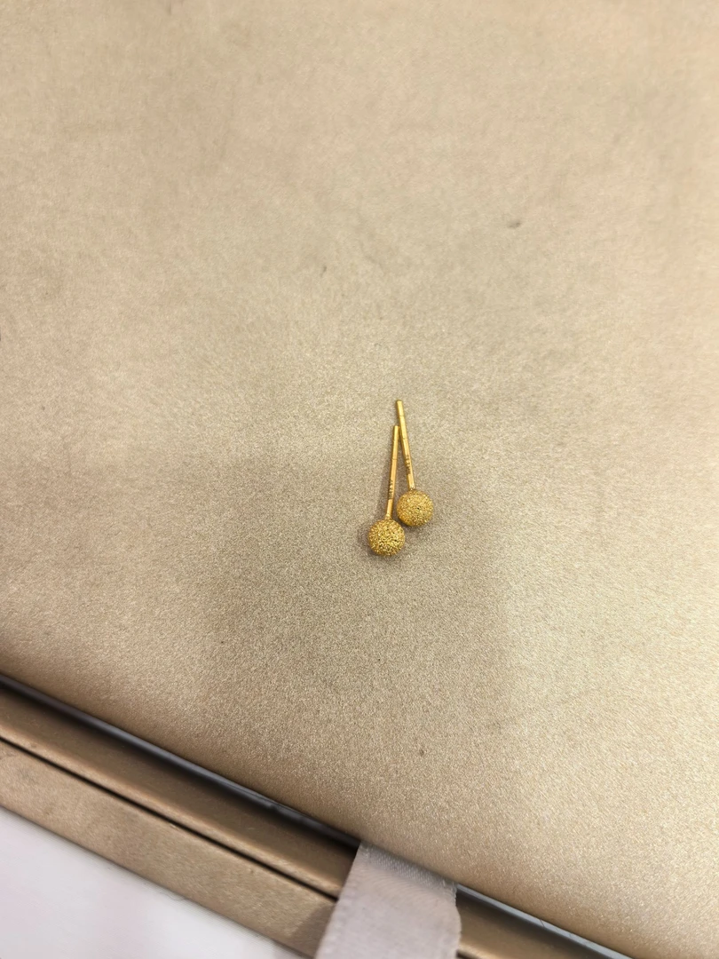 足金磨砂圆珠耳钉