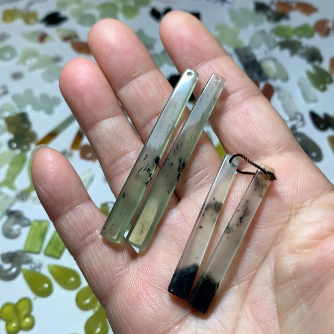 在***股蛇纹石玉未镶嵌耳环