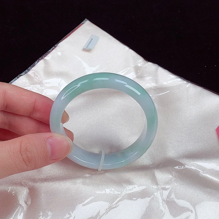 翡翠手镯未镶嵌翡翠