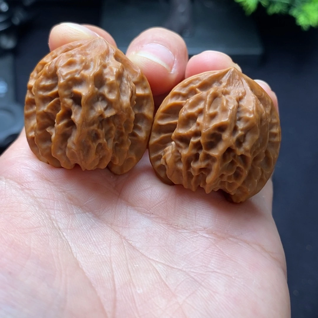 文玩核桃把件曹大龙手捻。