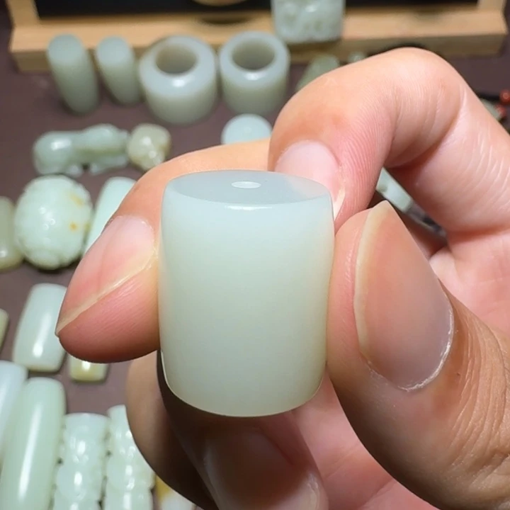 疯***兔和田玉未镶嵌颈饰