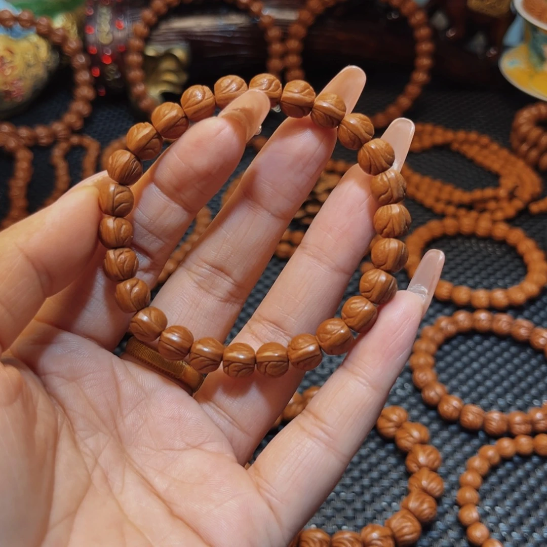 王***、桃核手串0.8➕顶级玉龙脊单圈