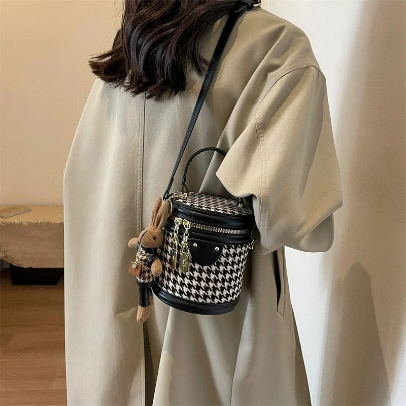 网红水桶包女士单肩包2025新款简约可爱单肩圆柱包水桶包斜挎小包