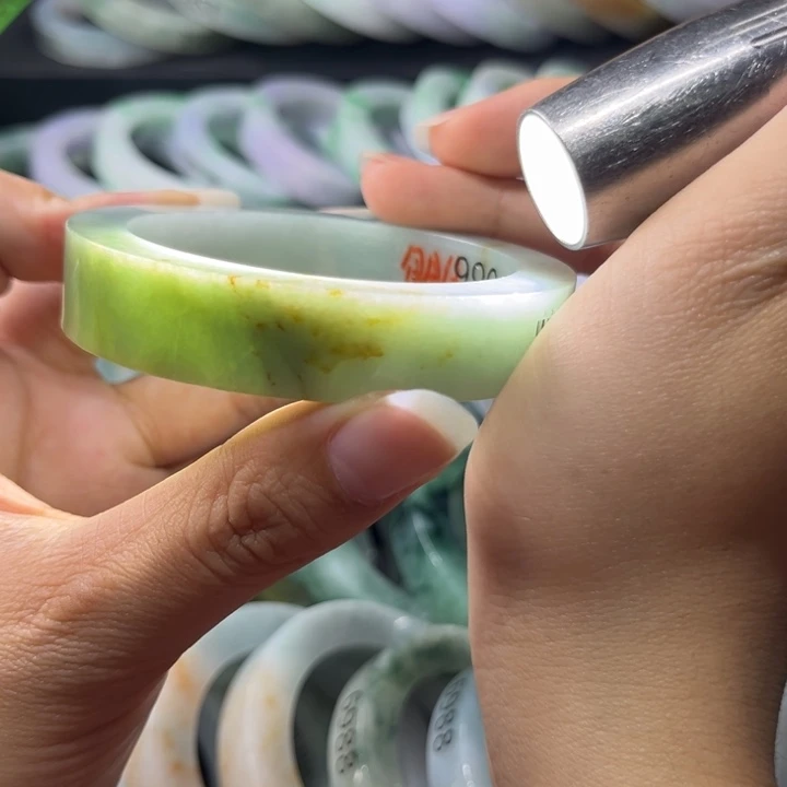 定制翡翠未镶嵌手镯