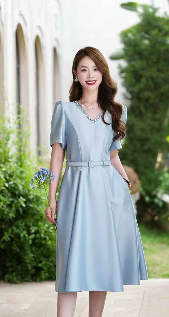 朵2025夏季新品钉钻立体剪裁收腰连衣裙