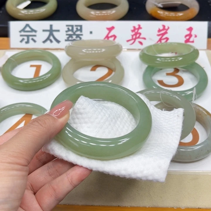 未镶嵌手镯石英质玉?***?