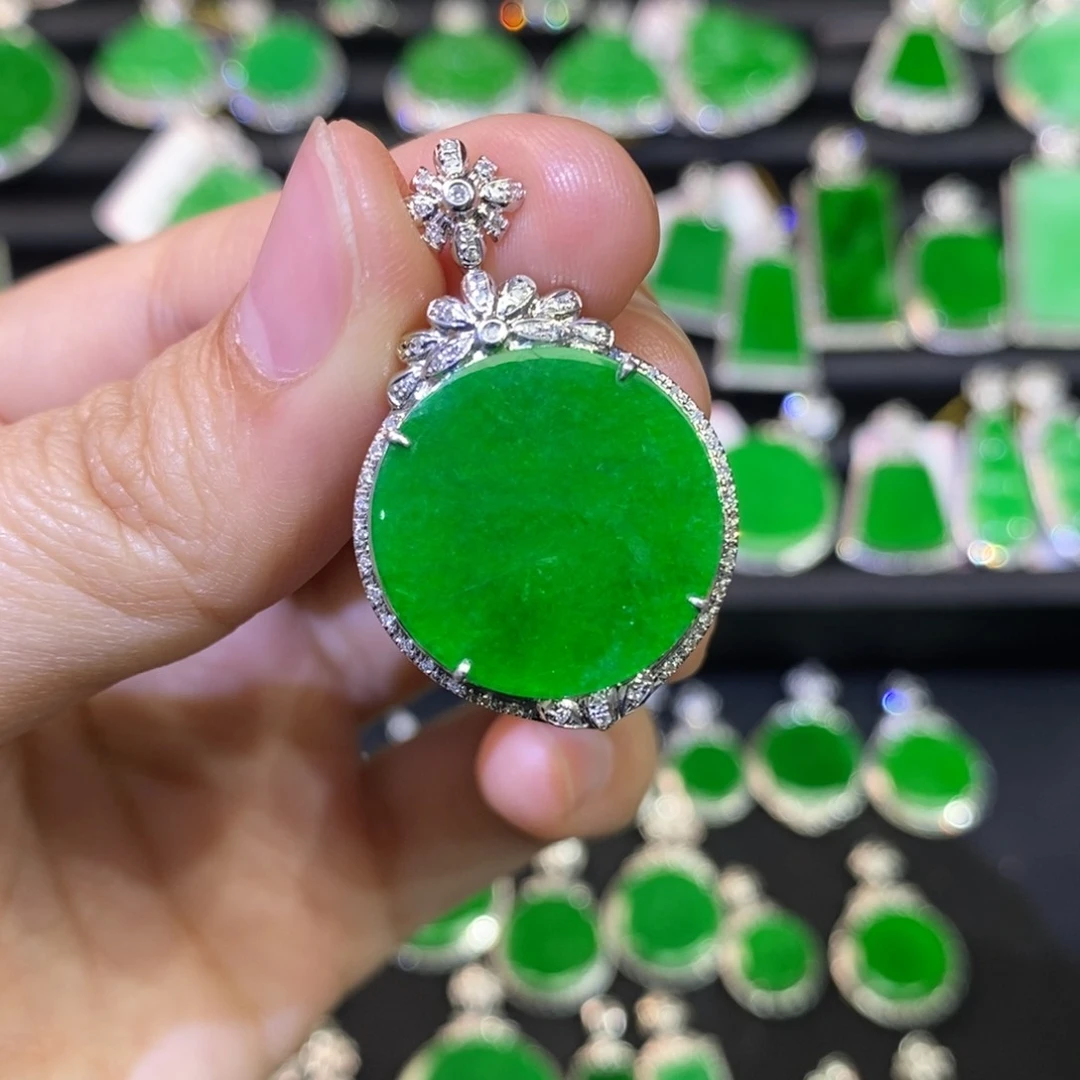 翡翠吊坠(不含链)18K金镶嵌清货价 有明显纹裂不介意可以拍