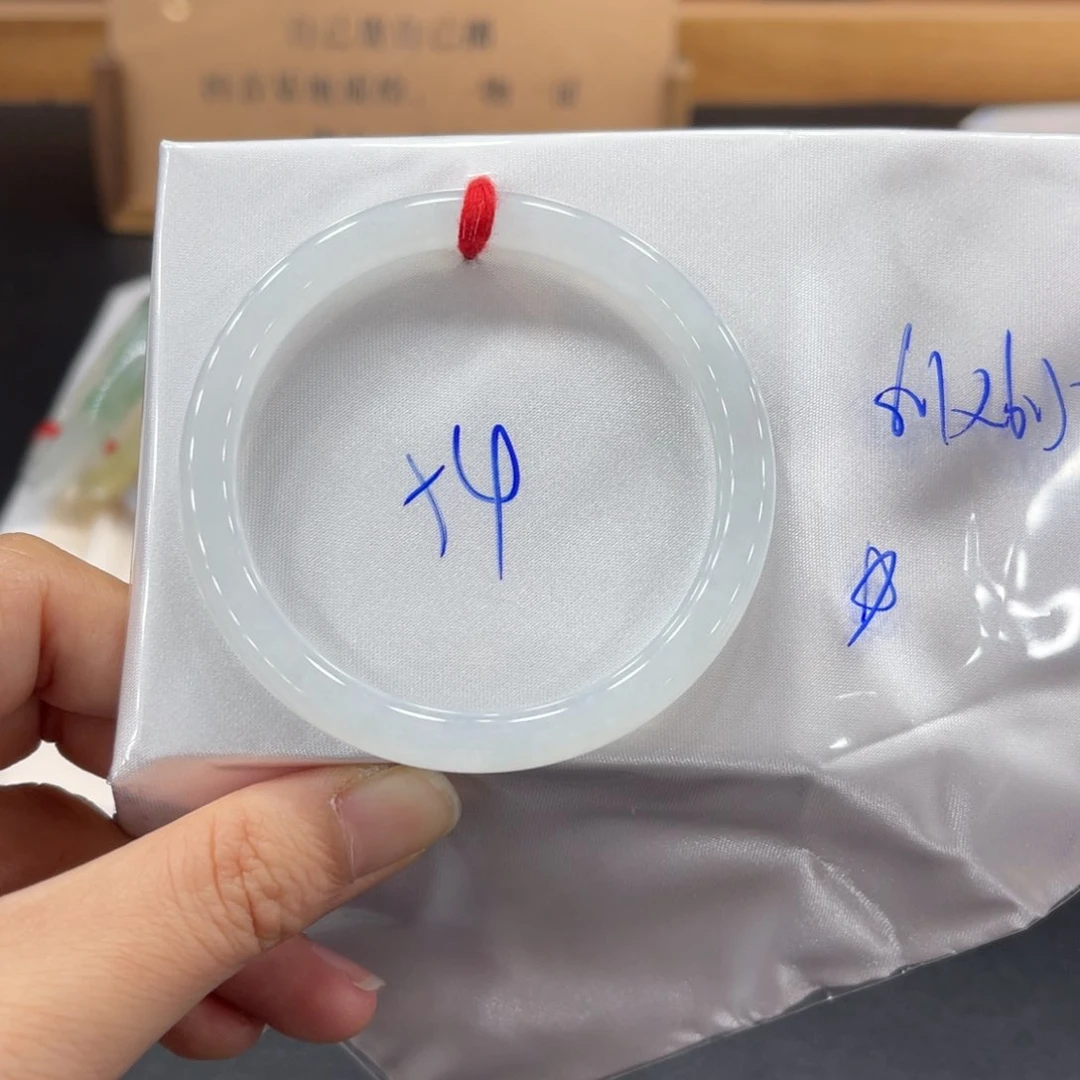 翡翠手镯未镶嵌翡翠