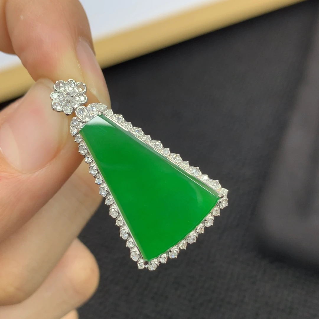 颈饰18K金镶嵌翡翠无事牌