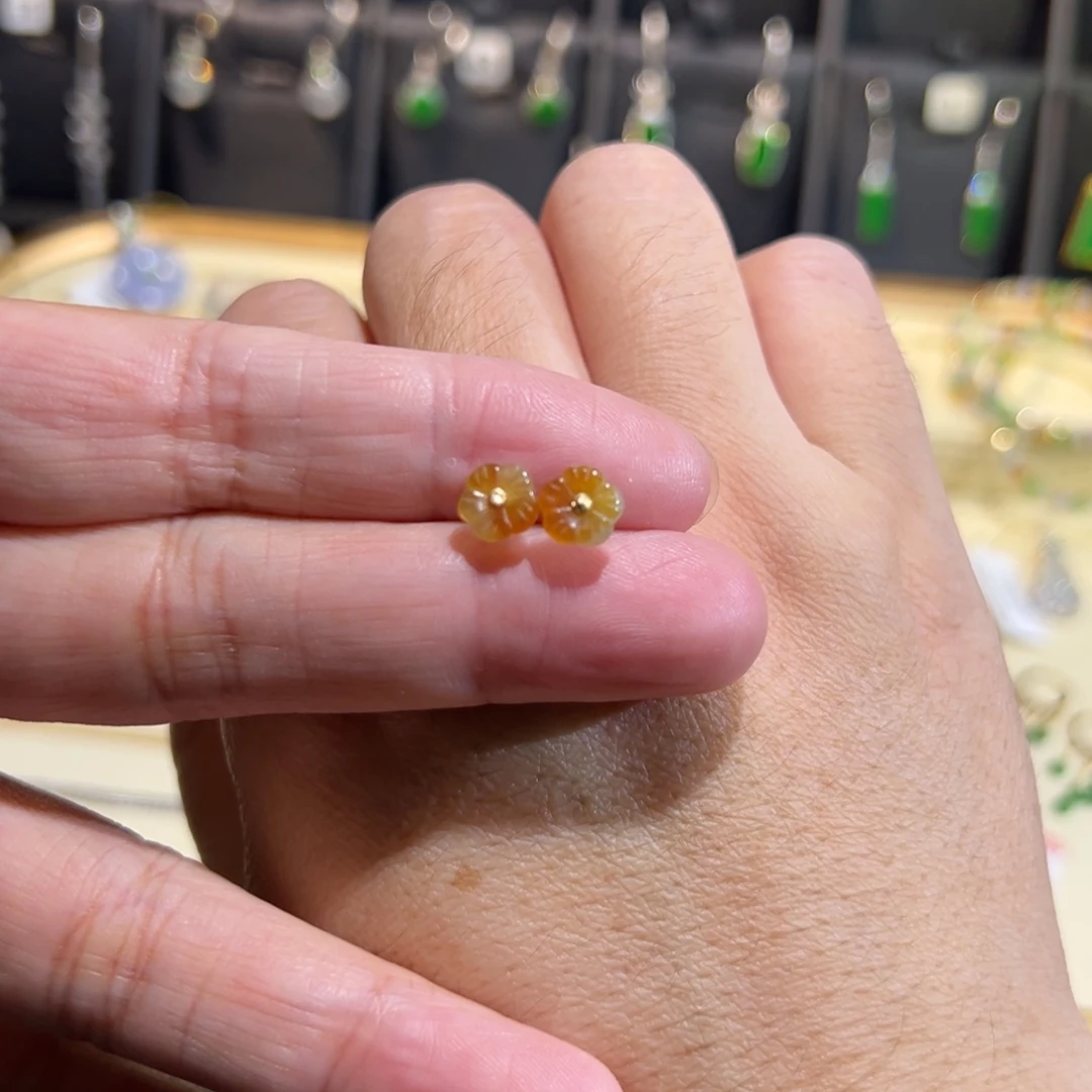 颈饰18K金镶嵌翡翠耳钉