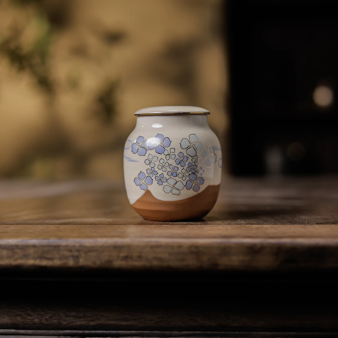 【悦生活】粉引茶叶罐绣球蓝高9cm宽5.5cm（Q8565）