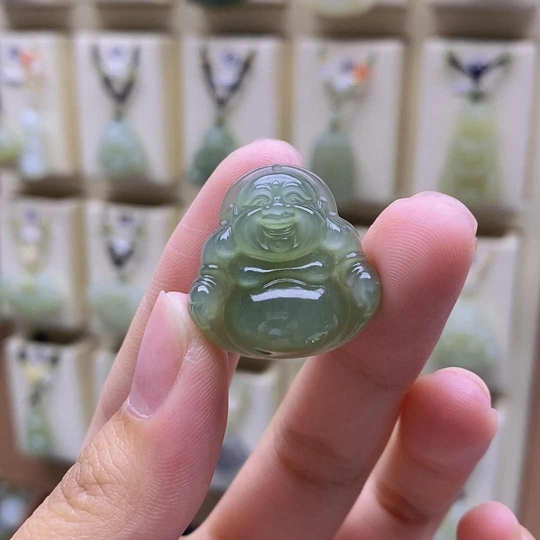陈***静和田玉未镶嵌颈饰