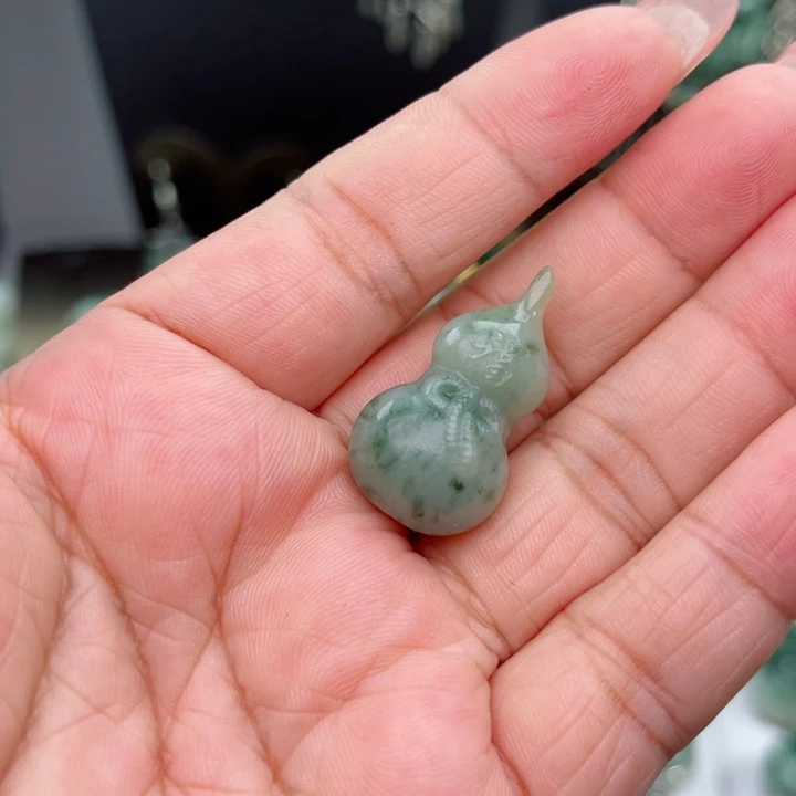 透闪石-蛇纹石玉未镶嵌颈饰