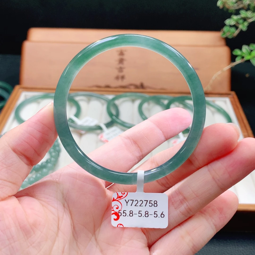 翡翠手镯（圆镯）未镶嵌