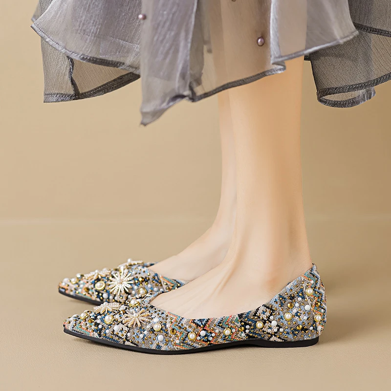 尖头单鞋女2025春秋新款民族风瓢鞋镶钻花瓣平底鞋大码女鞋41到43