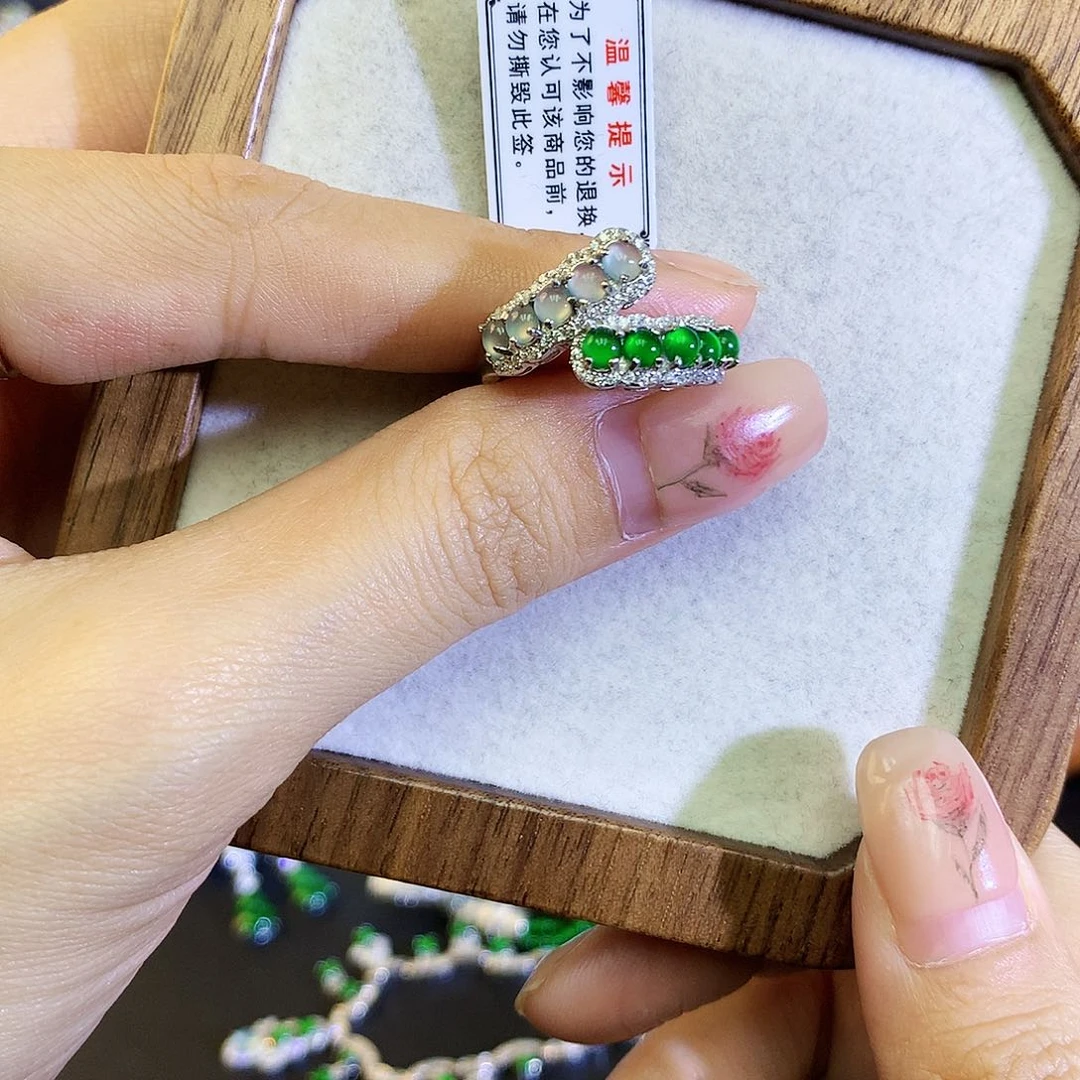 翡翠戒指银S925镶嵌天然翡翠戒指