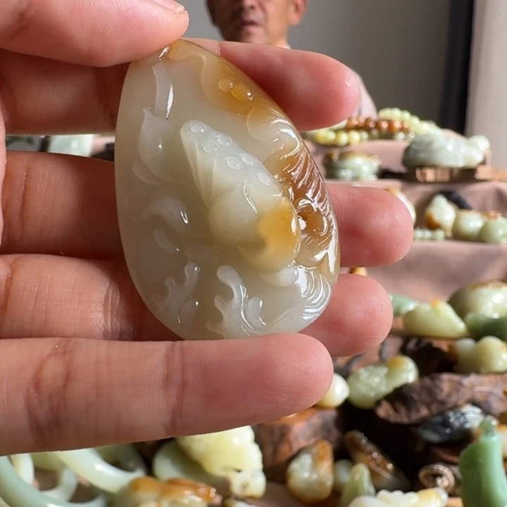 颈饰未镶嵌和田玉（糖玉）