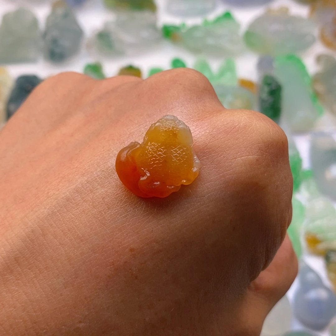 弹***哥定制翡翠未镶嵌金鱼