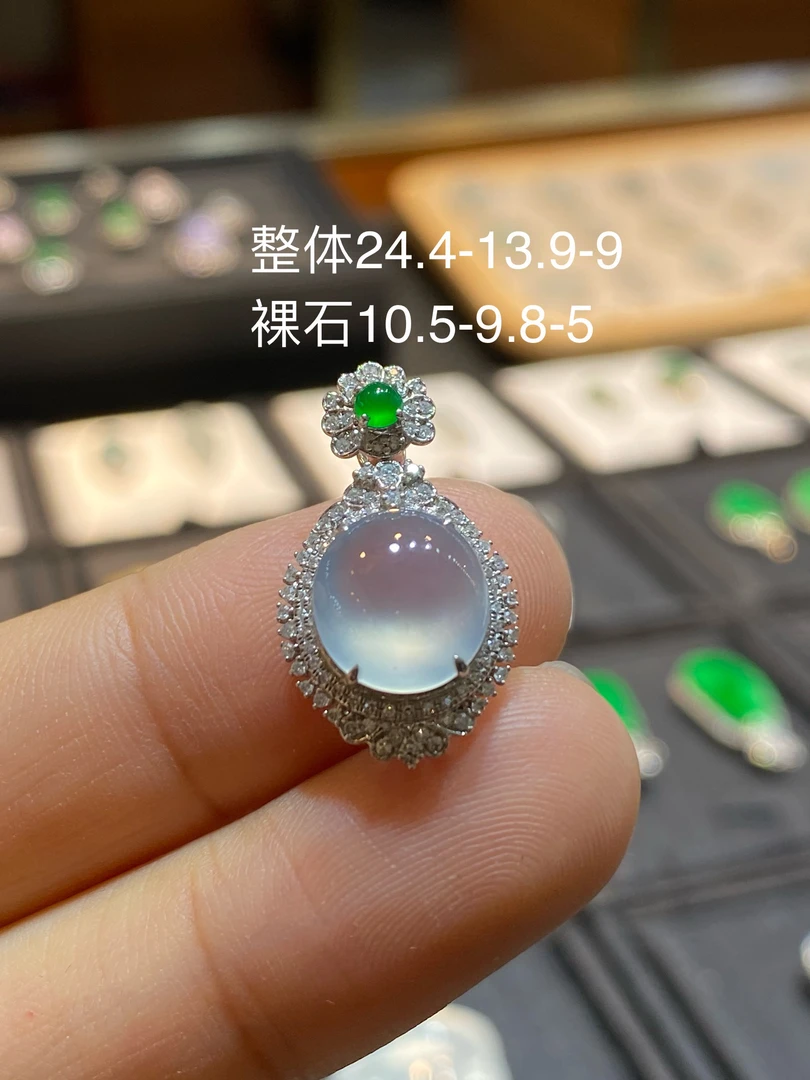 18k金镶嵌天然翡翠整颗炸光玻璃冰种鸽子蛋面吊坠