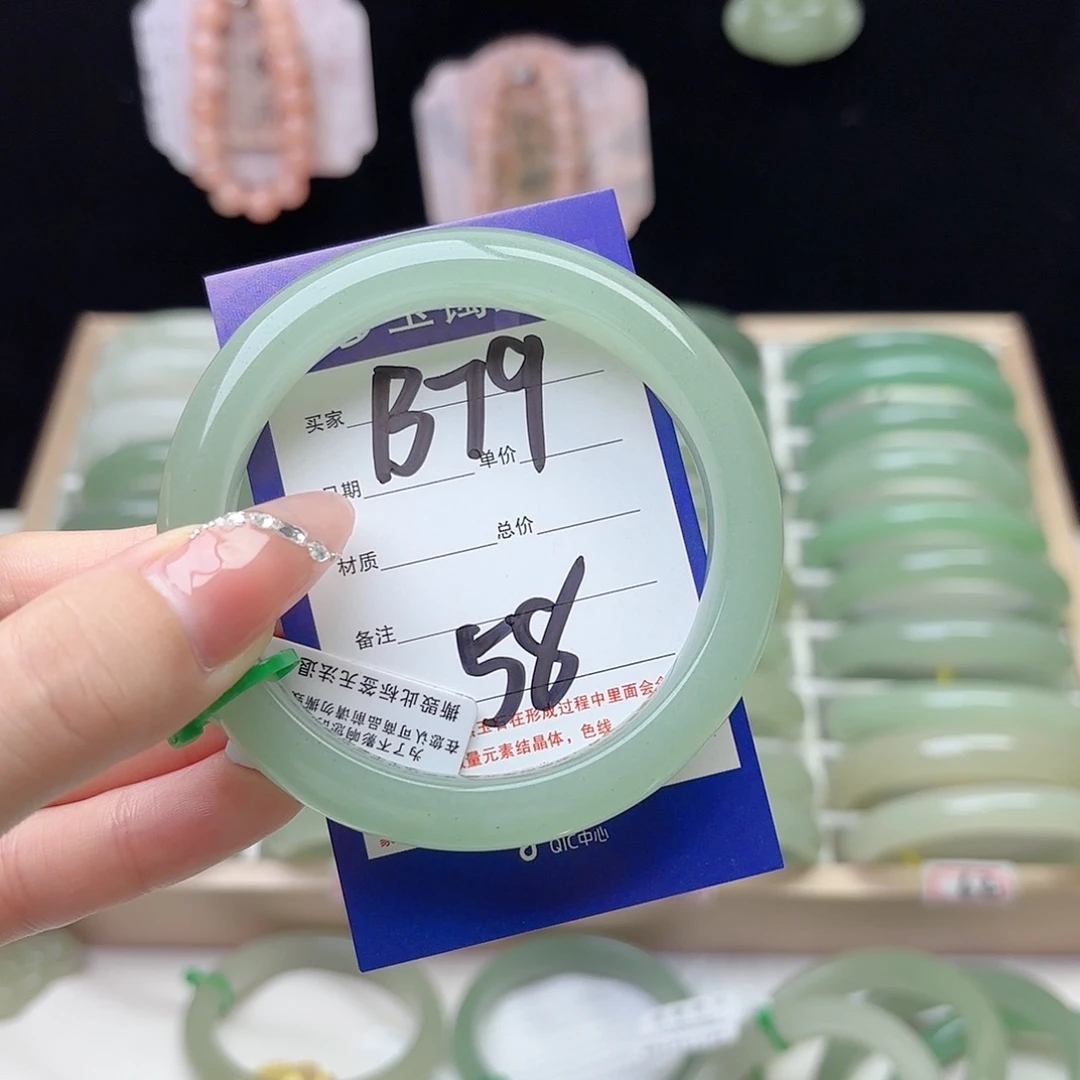 雅***心未镶嵌手镯石英质玉