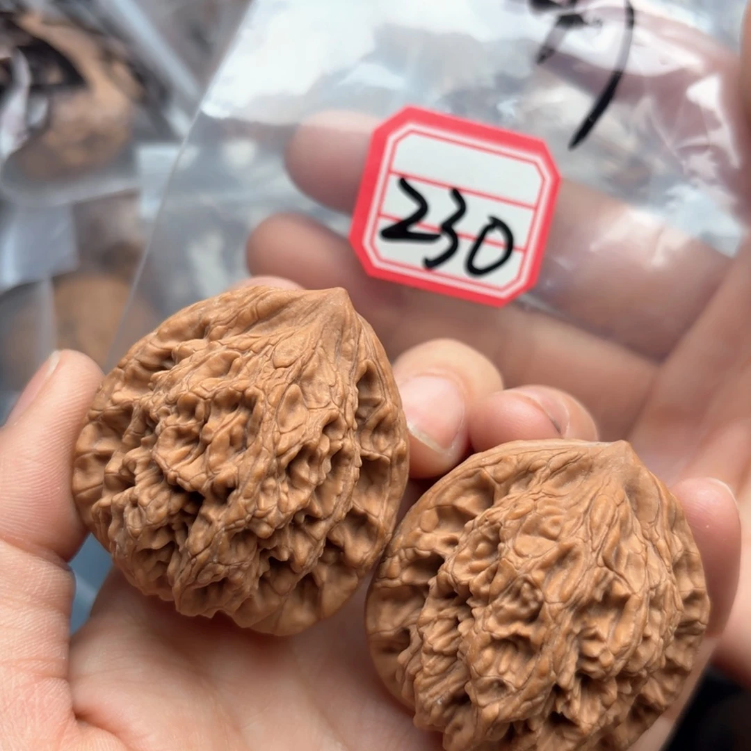 文玩核桃吊坠虎头