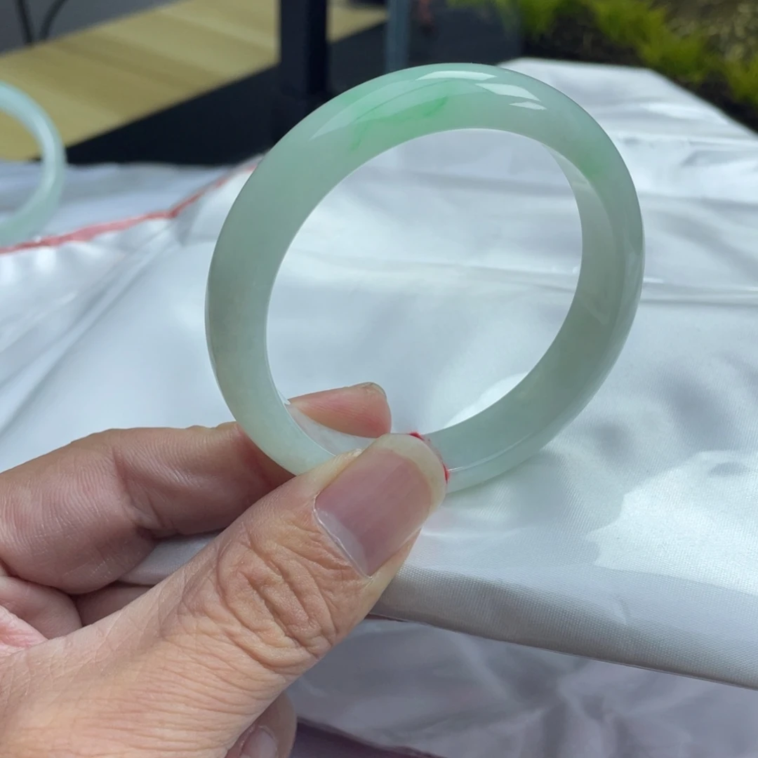 翡翠未镶嵌手镯56.4糯化飘绿