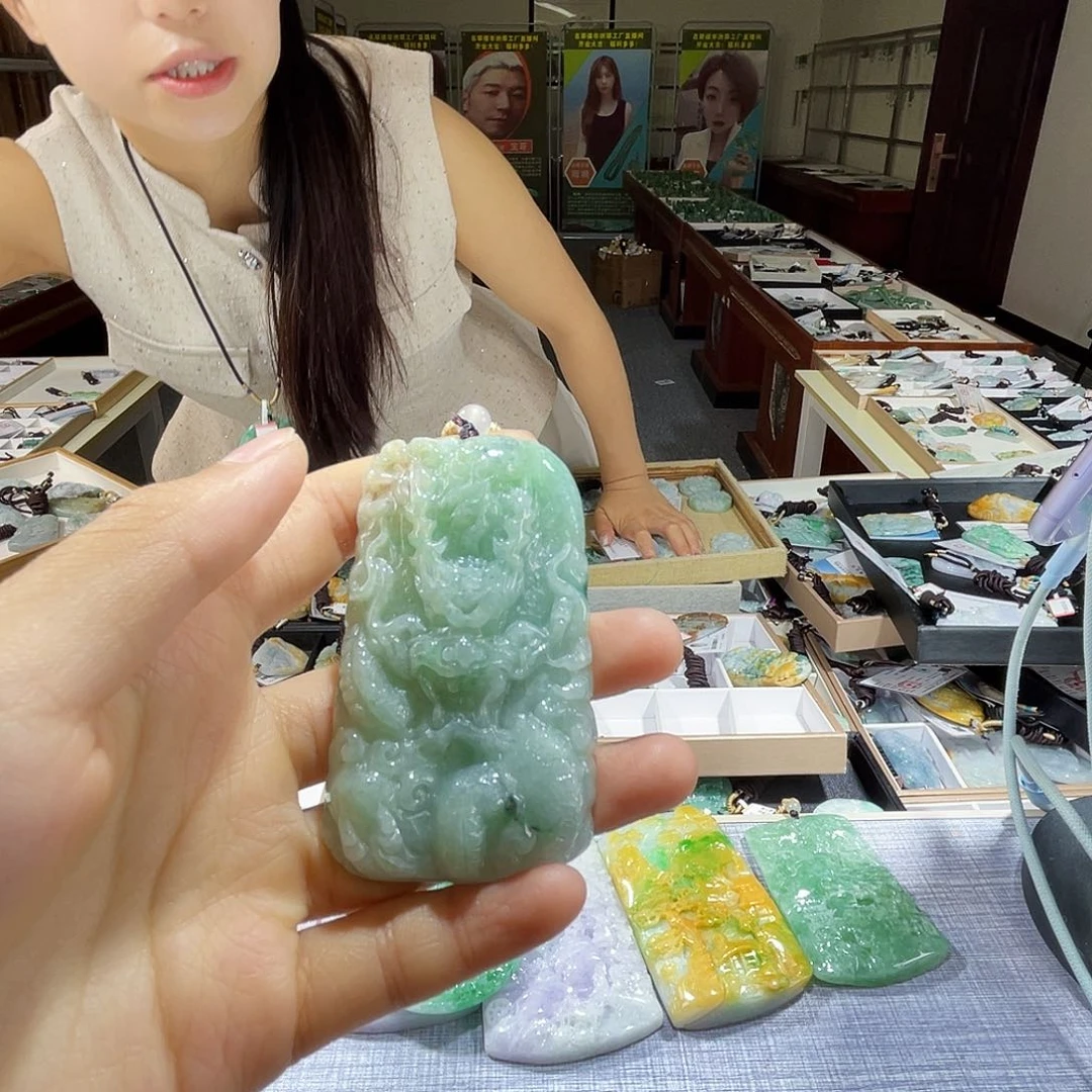 翡翠未镶嵌颈饰一