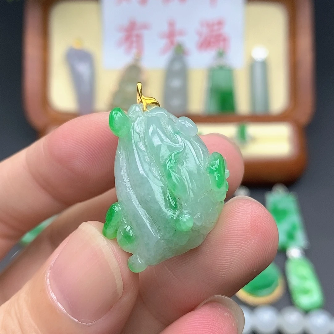 翡翠未镶嵌颈饰莲