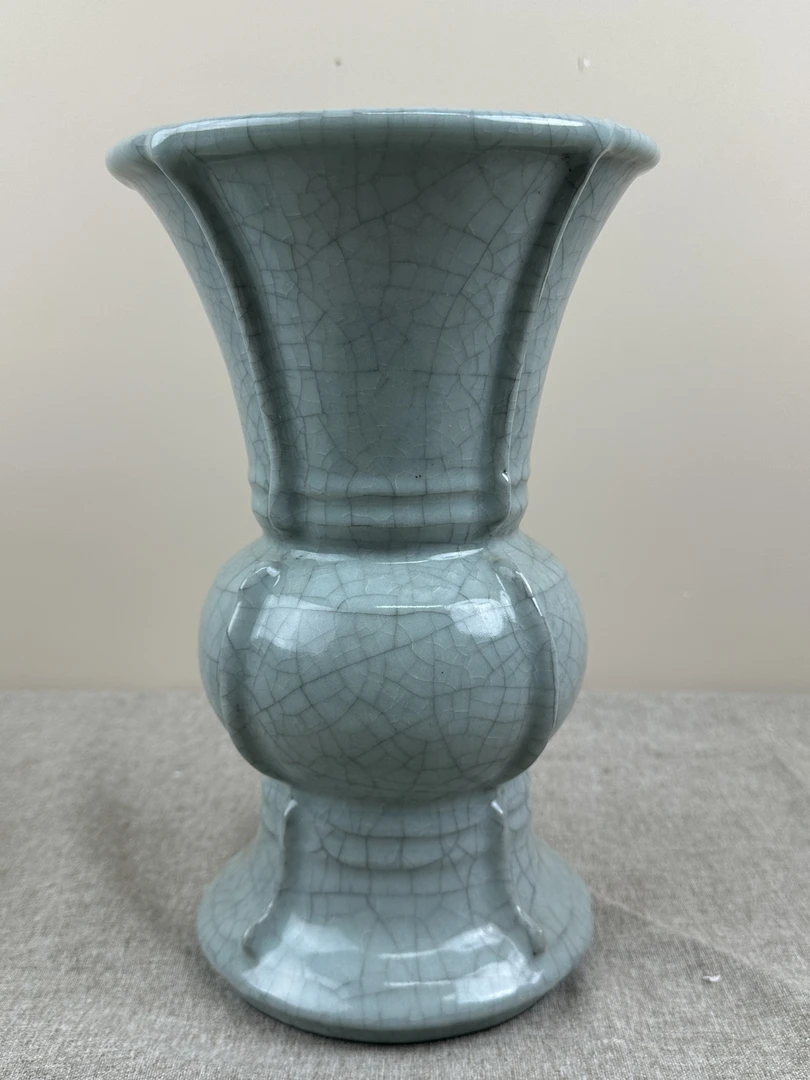 精选陶瓷天青釉花觚 尺寸: 高26cm宽16cm