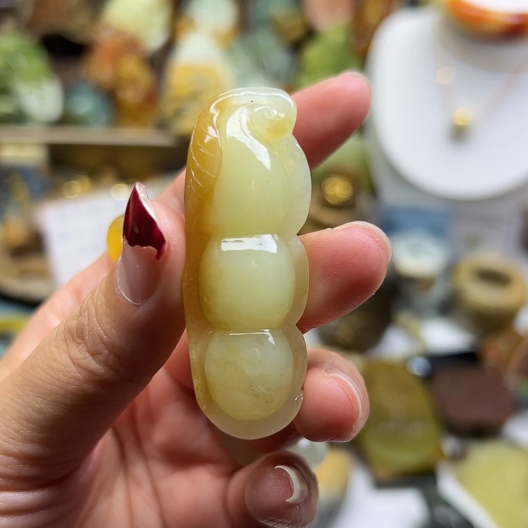 颈饰未镶嵌岫岩老玉（透闪石质玉）老玉四季豆