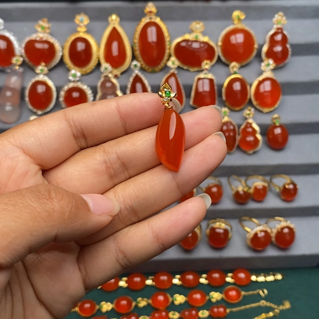 南红玛瑙18k吊坠18K金镶嵌