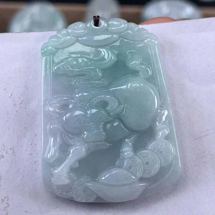 颈饰未镶嵌翡翠牛