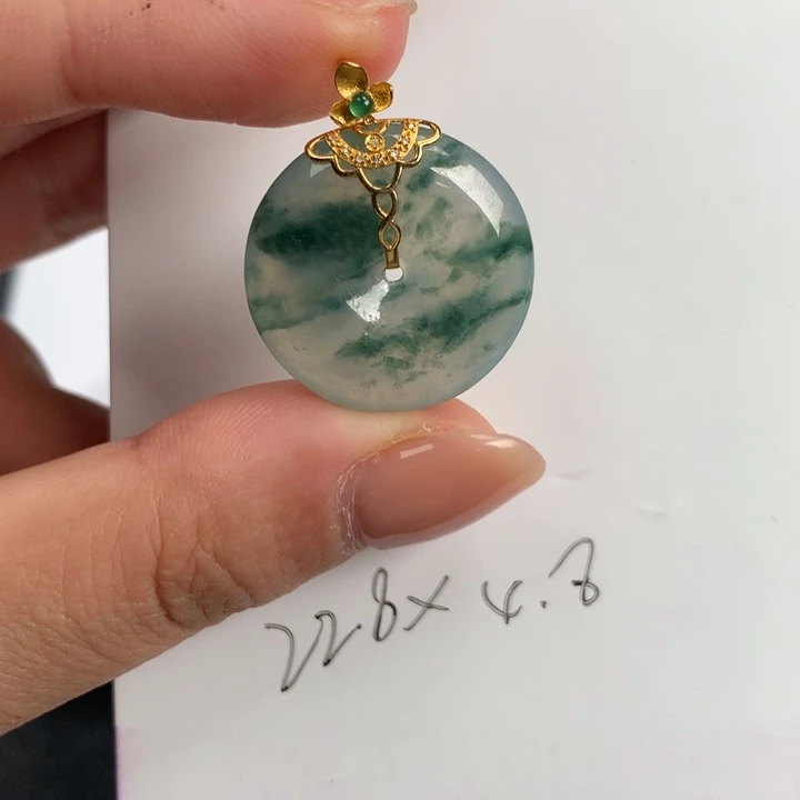 翡翠18K金镶嵌颈饰平安扣