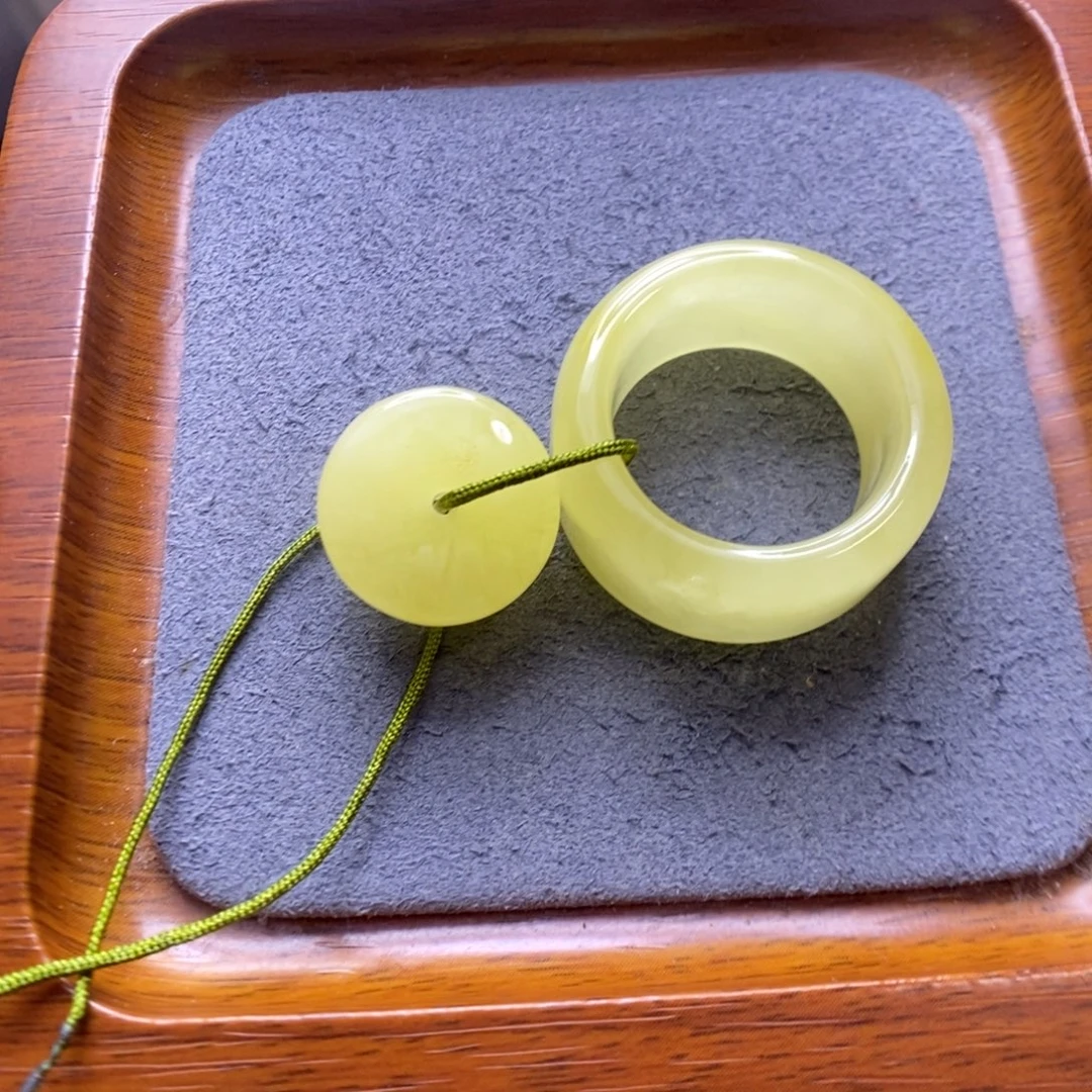 哥***”蜜蜡颈饰未镶嵌郎