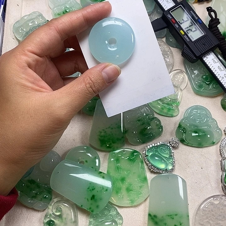 翡翠未镶嵌颈饰平安扣