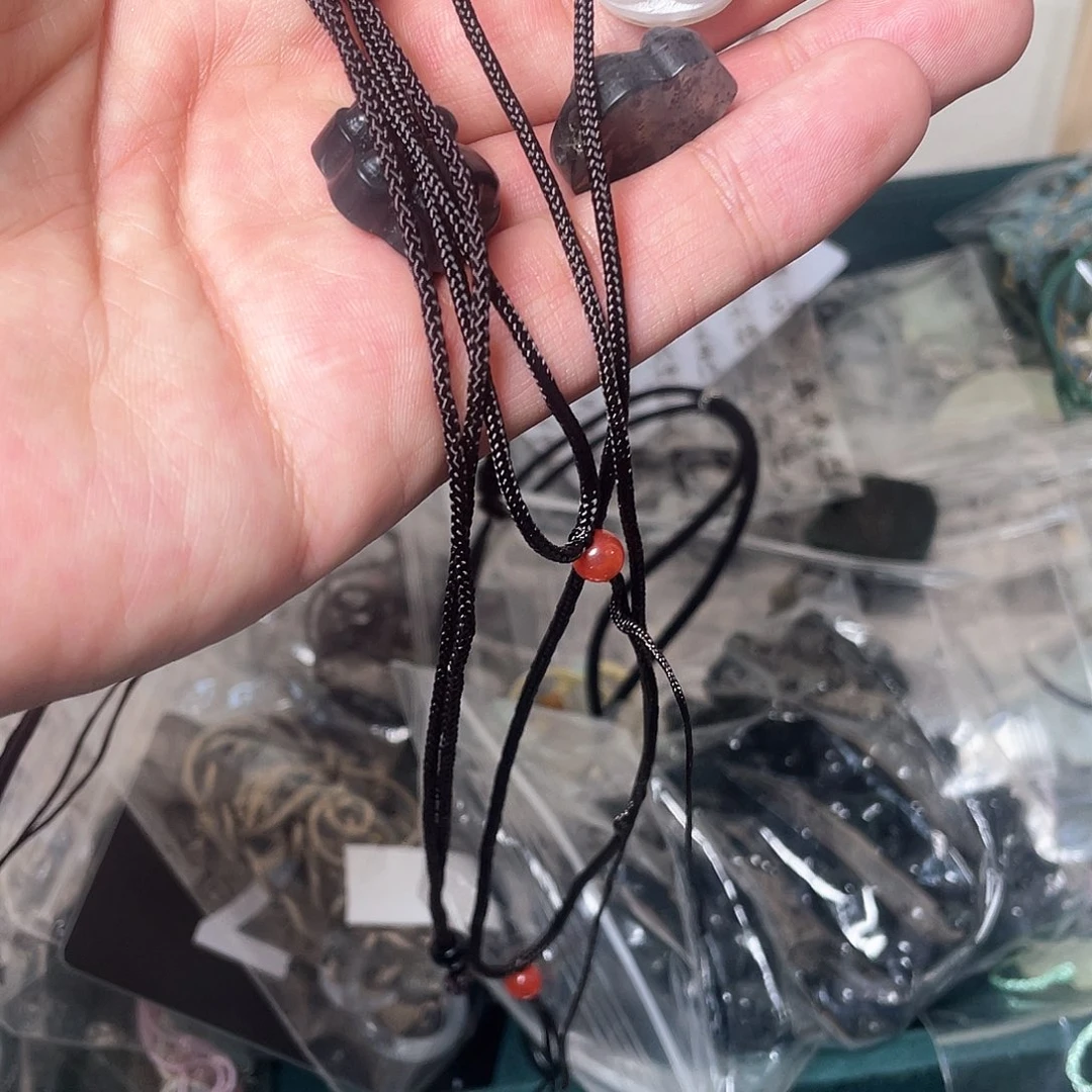 蛇纹石玉颈饰合金爱**豆