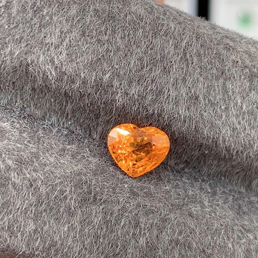 裸石未镶嵌石榴石（芬达石）1.5克拉