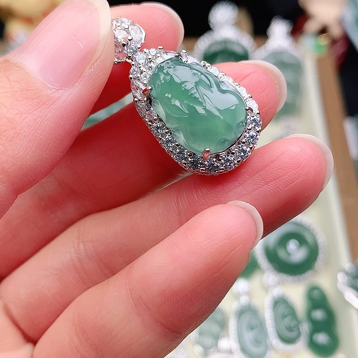 颈饰未镶嵌翡翠吊坠