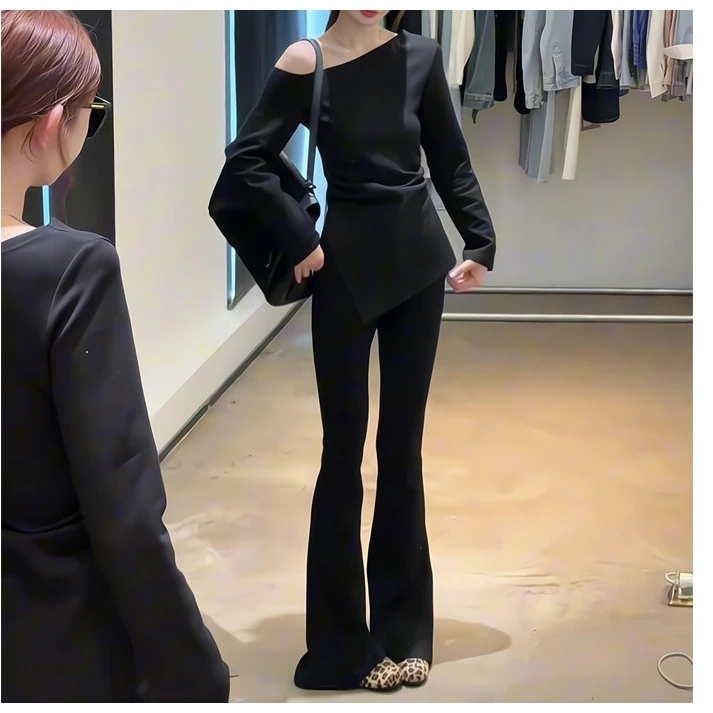 2025现货小个子网红爆款百搭显瘦松弛陷阱 拉肩上衣➕微喇裤套装