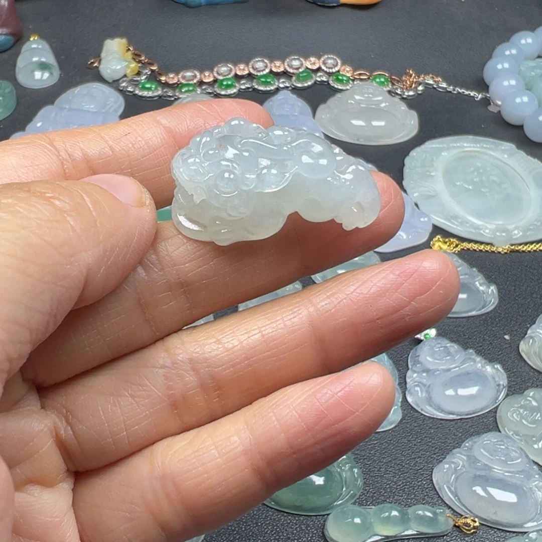 翡翠未镶嵌颈饰貔貅