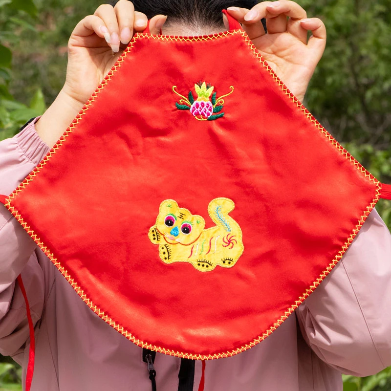 巧手绣娘手工刺绣婴儿老虎肚兜满月护肚子百天生日礼物虎头红兜兜