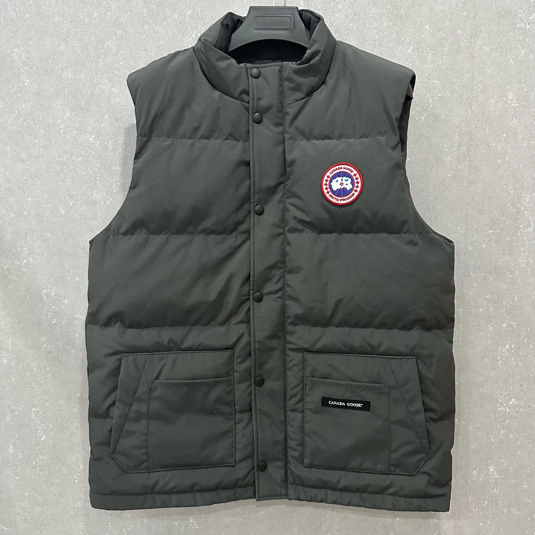 99新 CANADA GOOSE 深灰色胸标刺绣logo羽绒马甲L码/006568