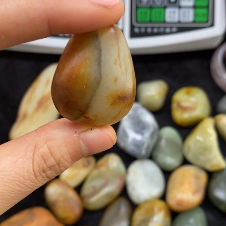 未镶嵌和田玉（糖玉）挂件石**记