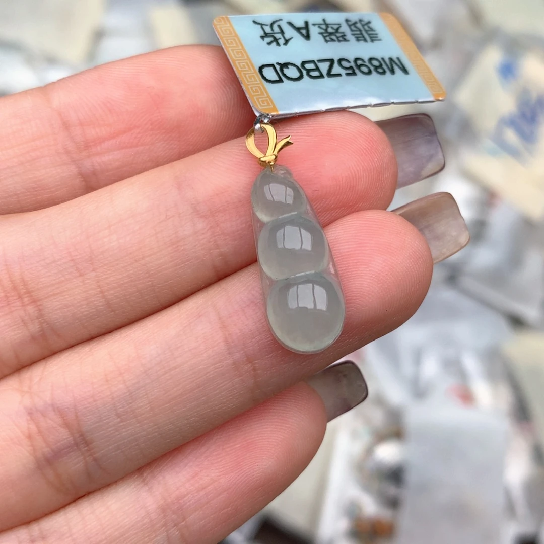 18K金镶嵌挂件翡翠….