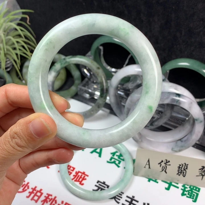 翡翠未镶嵌手镯4号。 55.3圈